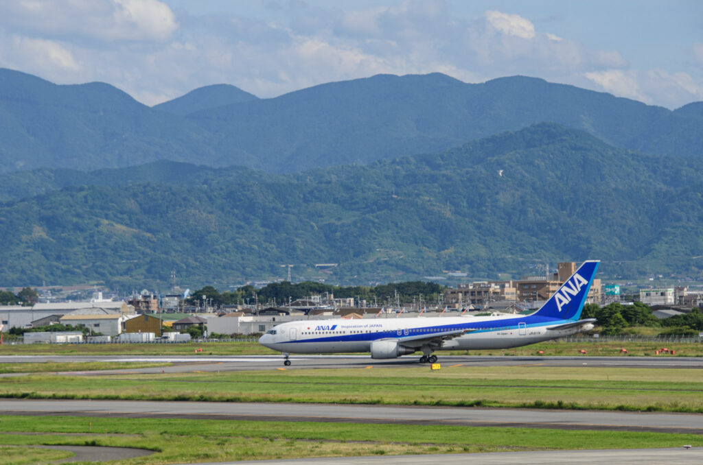松山空港周辺の景色とANAの飛行機