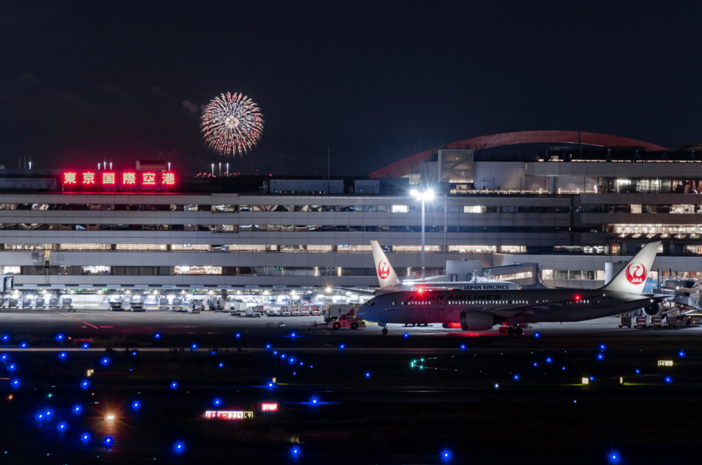 羽田空港第1ターミナルにいるJALの飛行機と花火
