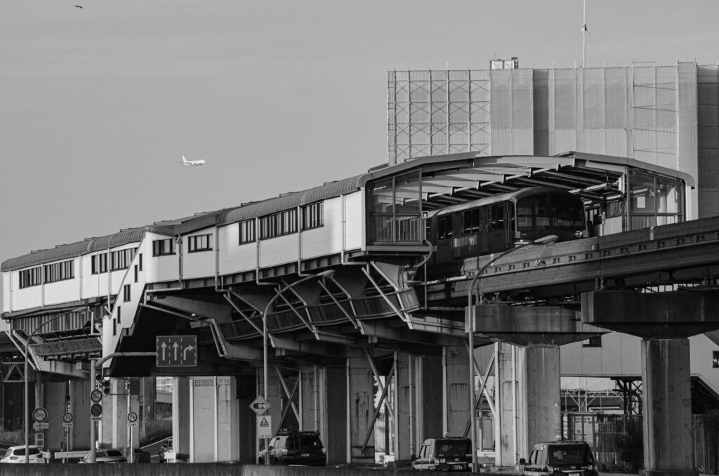 C滑走路に着陸する飛行機と整備場駅に停車する東京モノレール