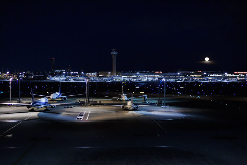 羽田空港の風景と満月
