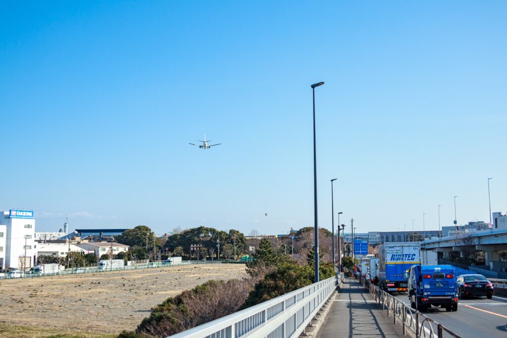 京浜大橋の様子とA滑走路に着陸する飛行機