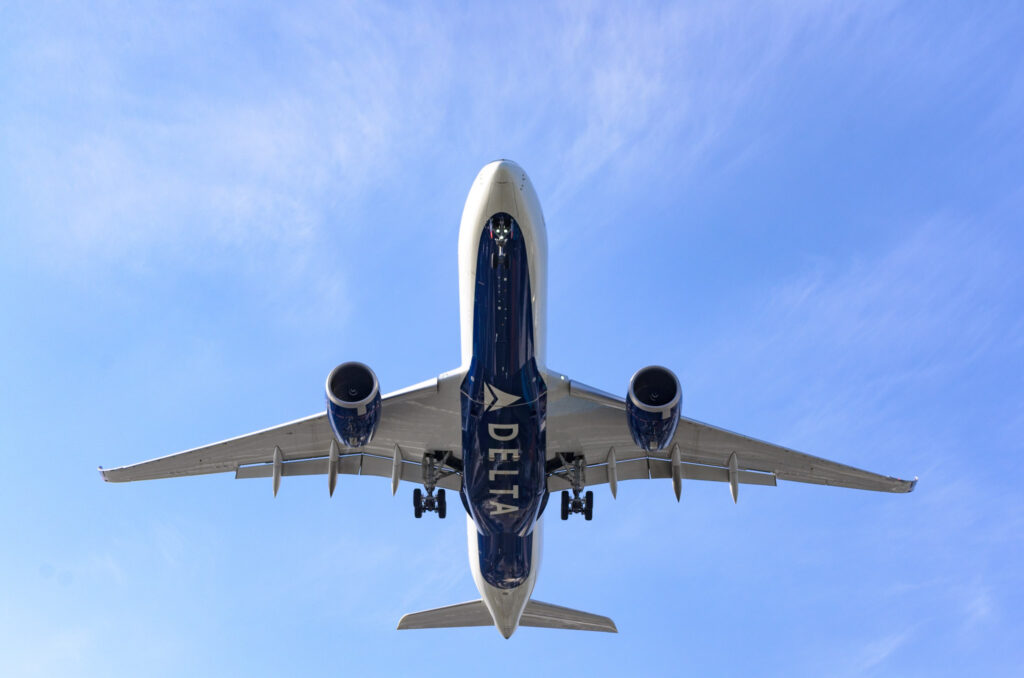 真上を通過するデルタ航空の A350