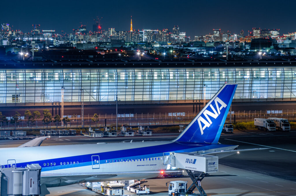 ANAのB777と東京の夜景