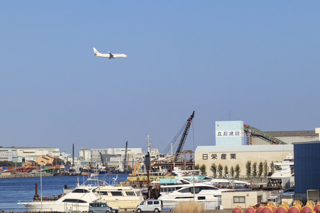B滑走路に着陸するJALのB737と工業地帯の風景