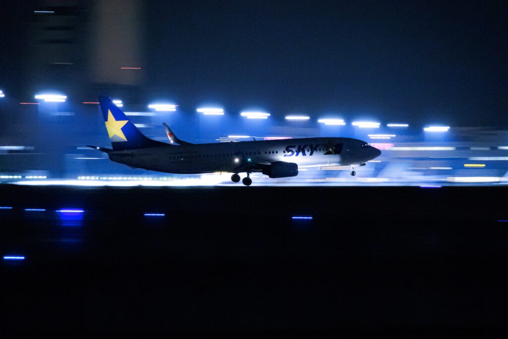 夜の羽田空港B滑走路に着陸したスカイマーク航空のB737