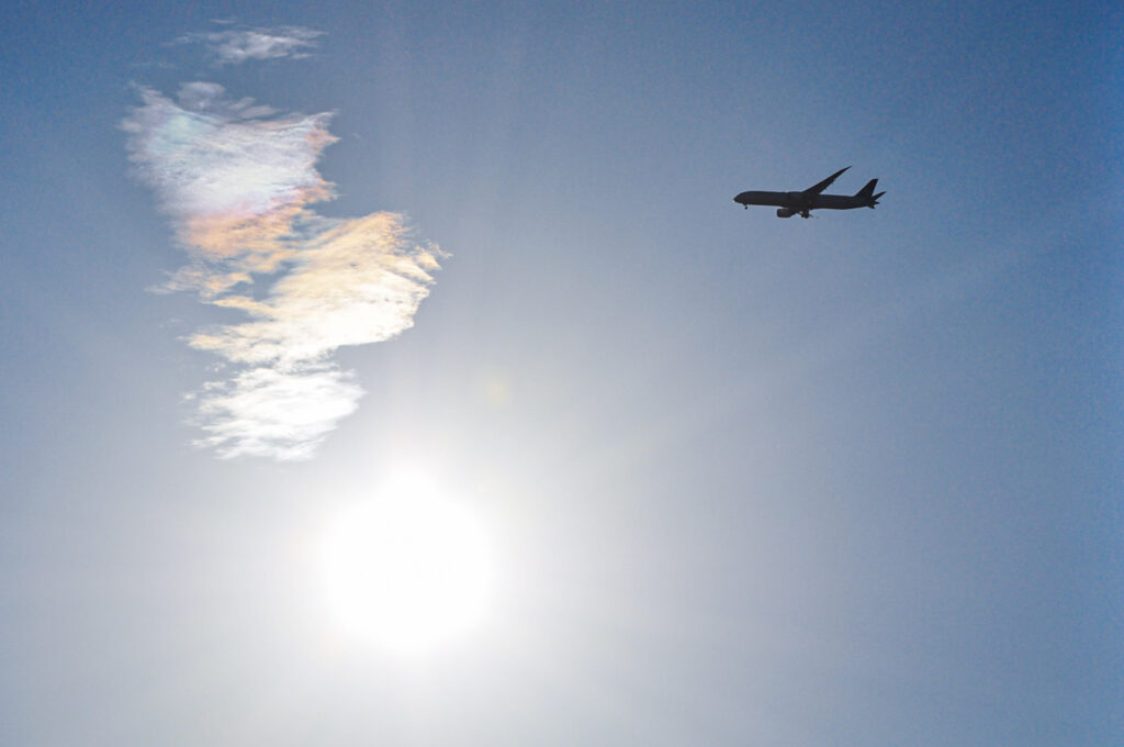 太陽と新ルートでA滑走路に着陸する飛行機