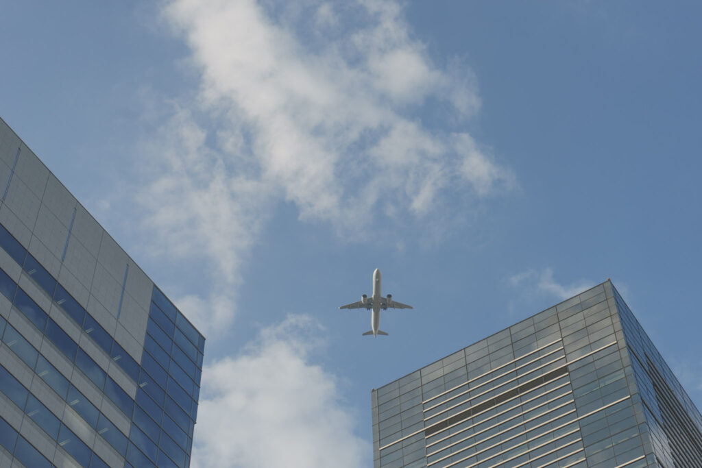 港南口駅前で撮影した新ルートで着陸する飛行機