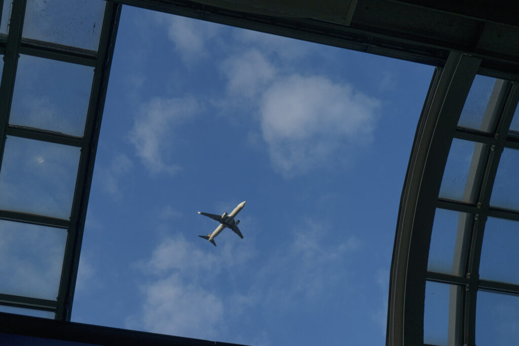 品川駅の窓と新ルートで着陸する飛行機