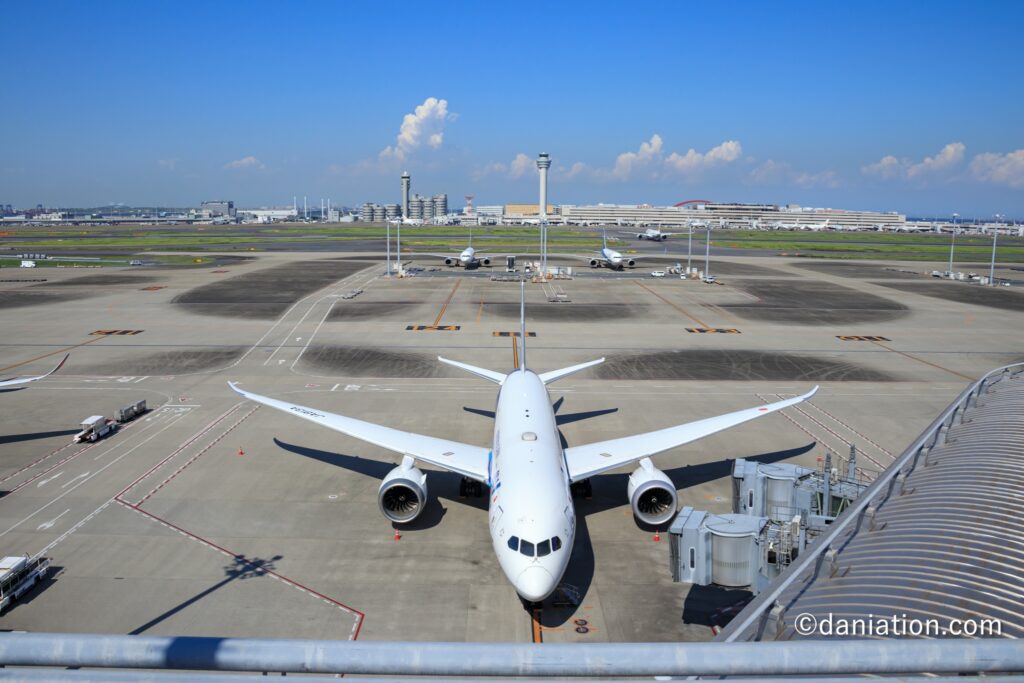 第3ターミナルに駐機する飛行機と羽田空港の風景
