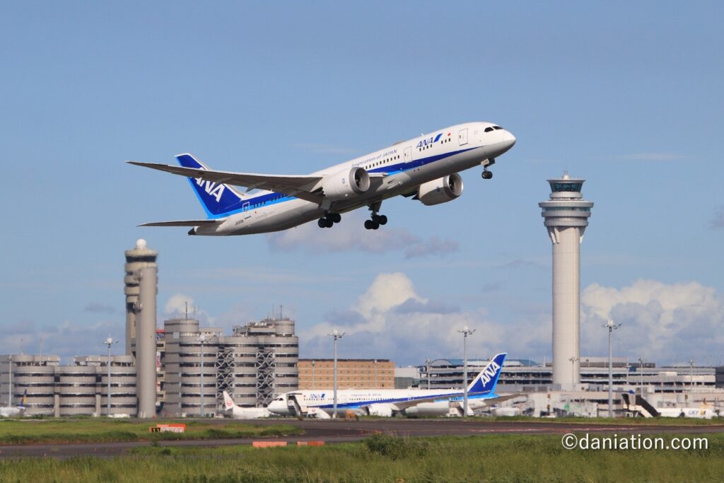 羽田空港の管制塔と離陸する飛行機ANA　B787