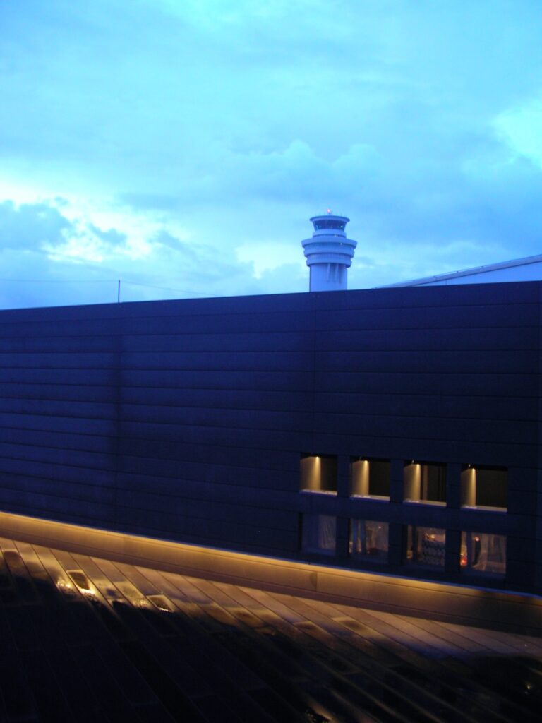 羽田空港の管制塔とT１ガリバーズデッキのごみ箱