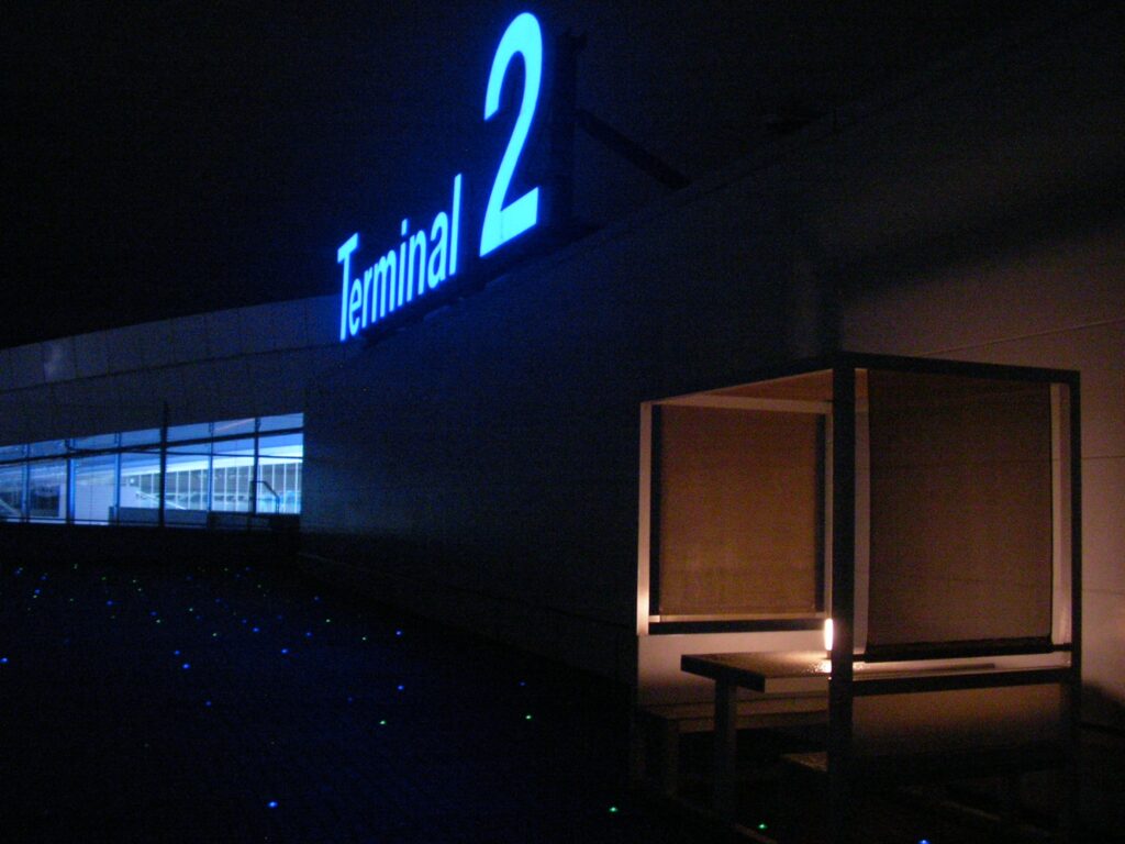 第2ターミナル展望デッキにあるベンチとシンボルマーク