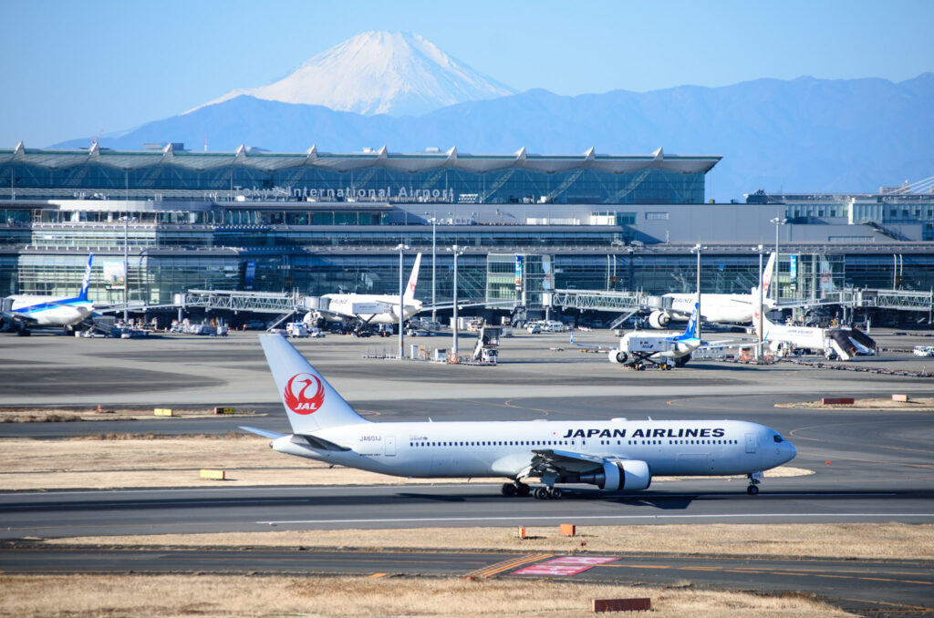 羽田空港第１ターミナル展望デッキからみた富士山と飛行機