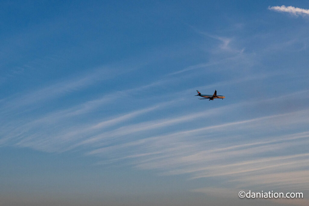 若洲海浜公園南側にて撮影した夕方に旋回する飛行機のの写真