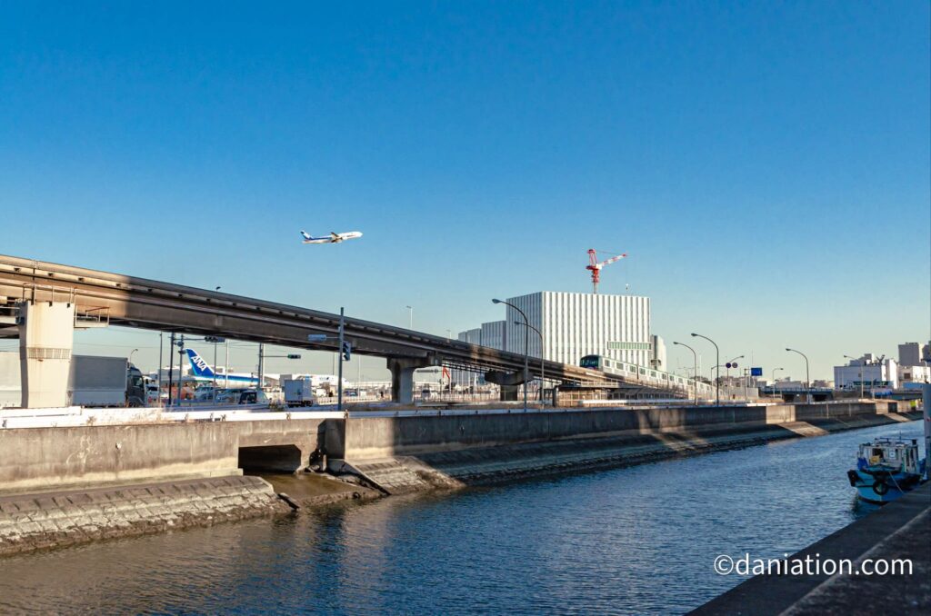 あさひ海老取川公園から東京モノレールと離陸する飛行機を撮影