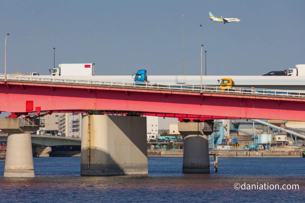 C滑走路に着陸するAIRDOのB737を京和橋から撮影
