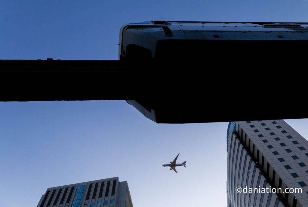 天王洲アイル駅前で東京モノレールと着陸する飛行機を撮影