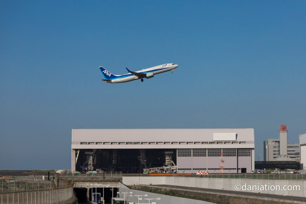 A滑走路から離陸するANAの飛行機をソラムナード羽田緑地展望テラスから撮影