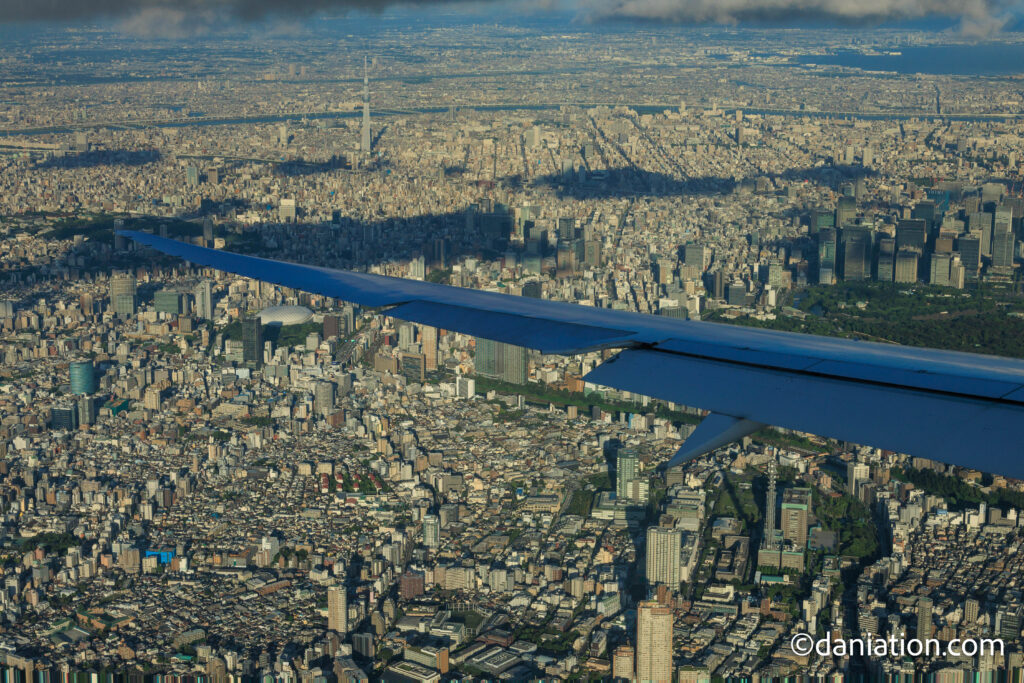 上空から見たスカイツリーと東京ドームなど都心の景色