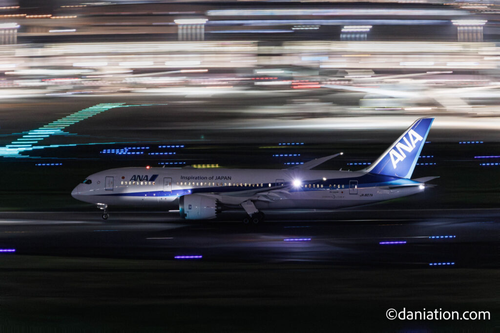 飛行機写真の流し撮りの作例3(夜の流し撮り)