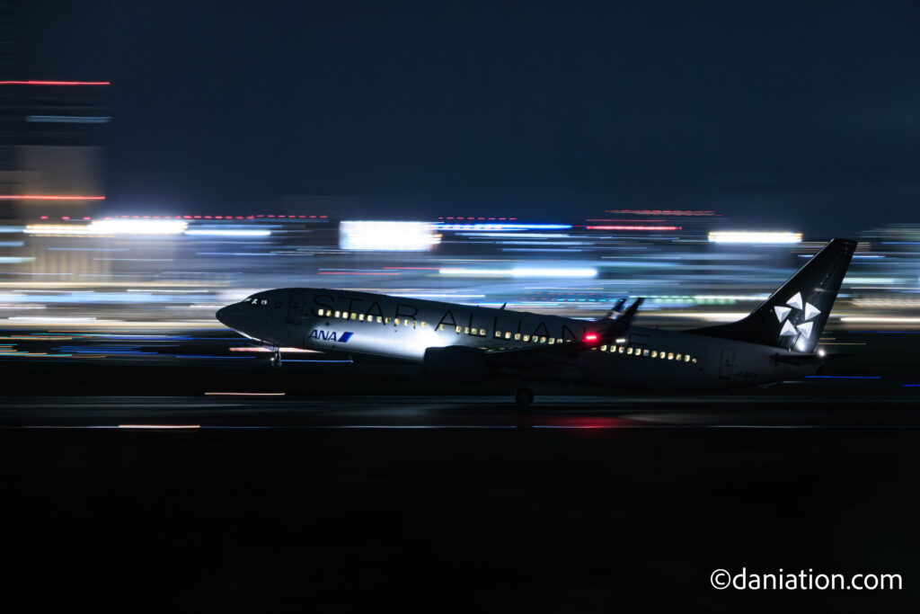 飛行機写真の流し撮りの作例5(夜の伊丹空港での流し撮り)