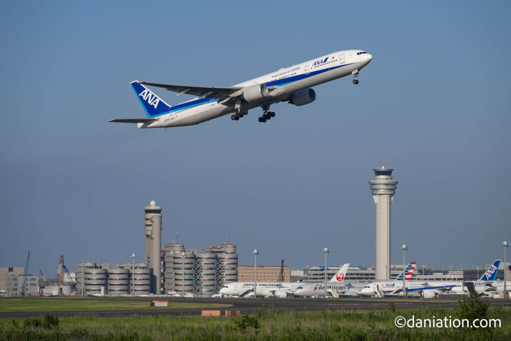 羽田空港を離陸するANAのB777-300