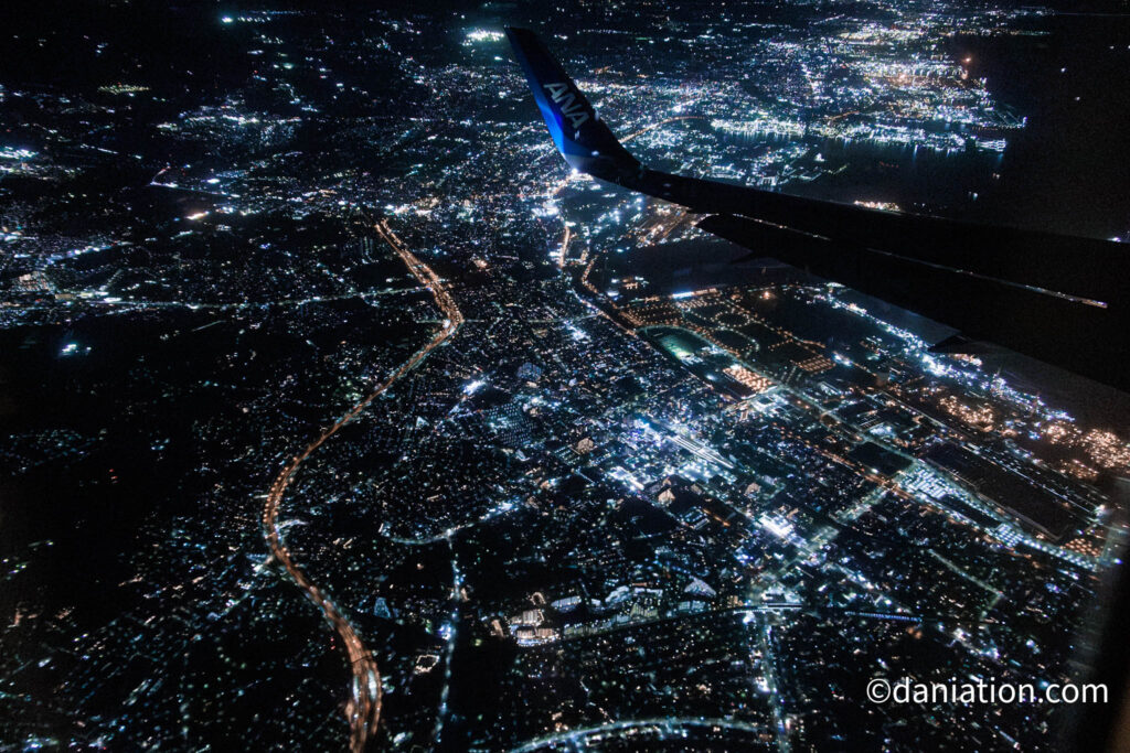 ANAのB767から早いシャッタースピードで機内から撮影した夜景写真