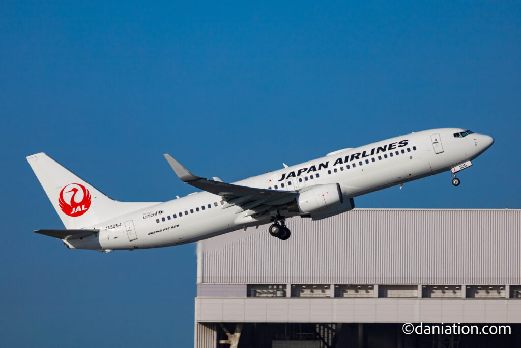 A滑走路から離陸するJALの飛行機をソラムナード羽田緑地展望テラスから撮影