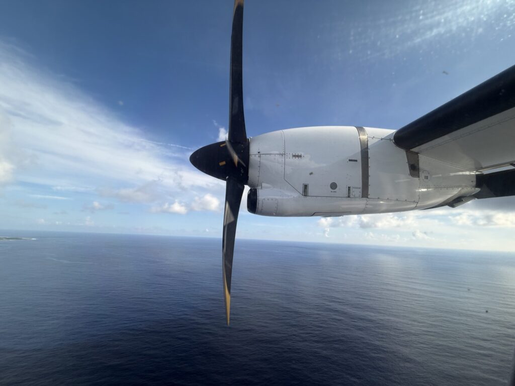 奄美空港〜喜界島空港間を低い高度で飛ぶATRの機窓。