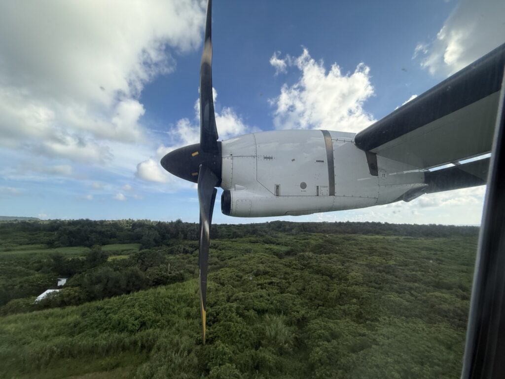 喜界島にまもなく着陸するATR機。