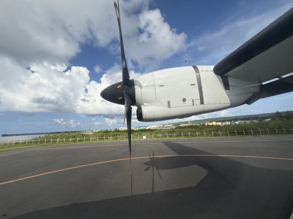喜界島のターニングパッドで折り返すATR機。