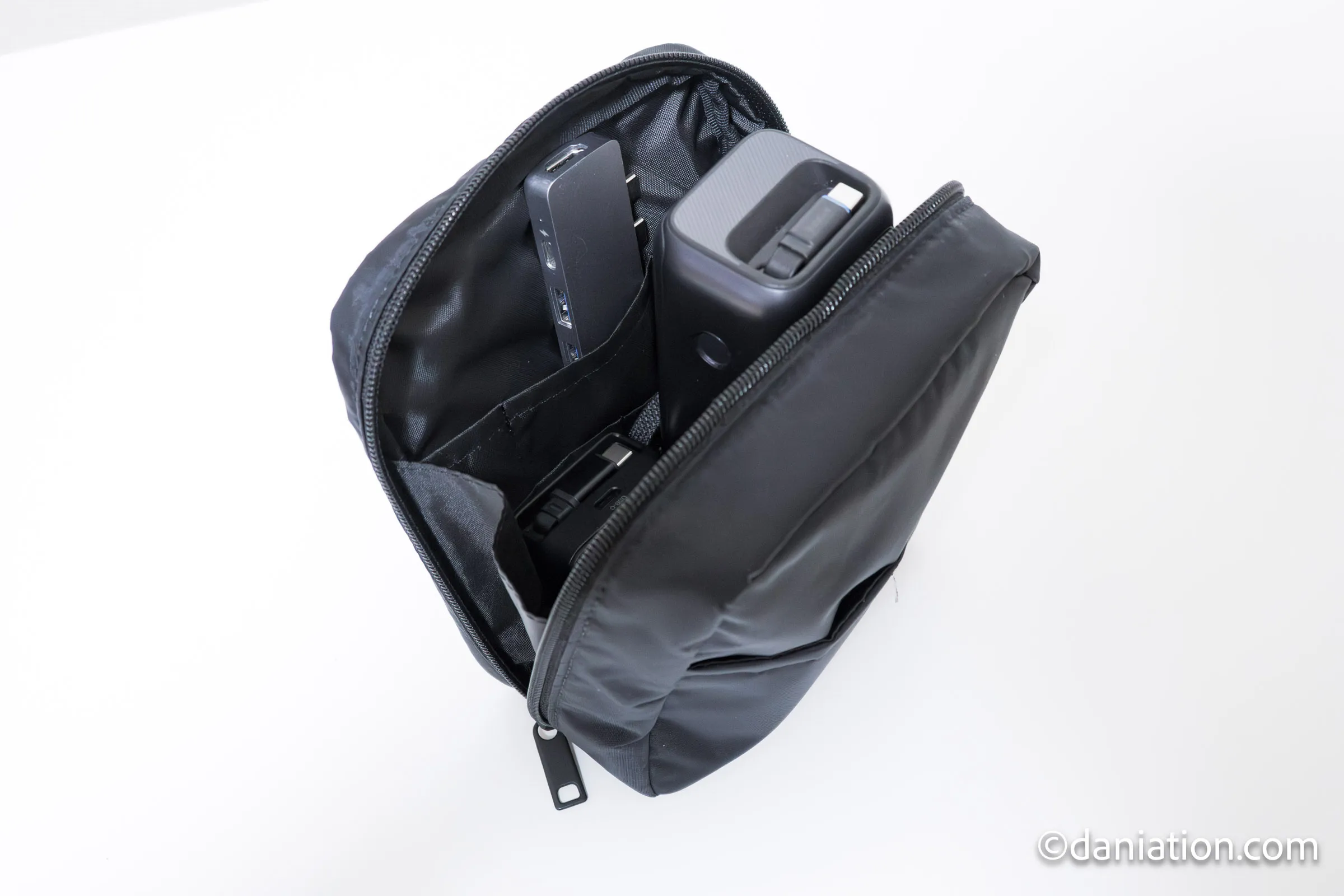 今時メイクポーチに入れるのが当たり前なのか。辿り着いたガジェットポーチの答え。