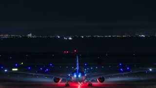 雨の日や朝焼けも快適!羽田空港「FLIGHT DECK TOKYO」の魅力と飛行機撮影テクニッ