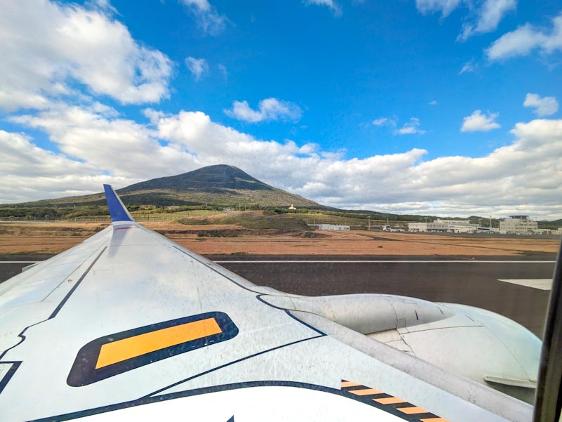 【ANAスマートU25で弾丸旅】羽田→八丈島 B737普通席 /ドリンクサービスはある？